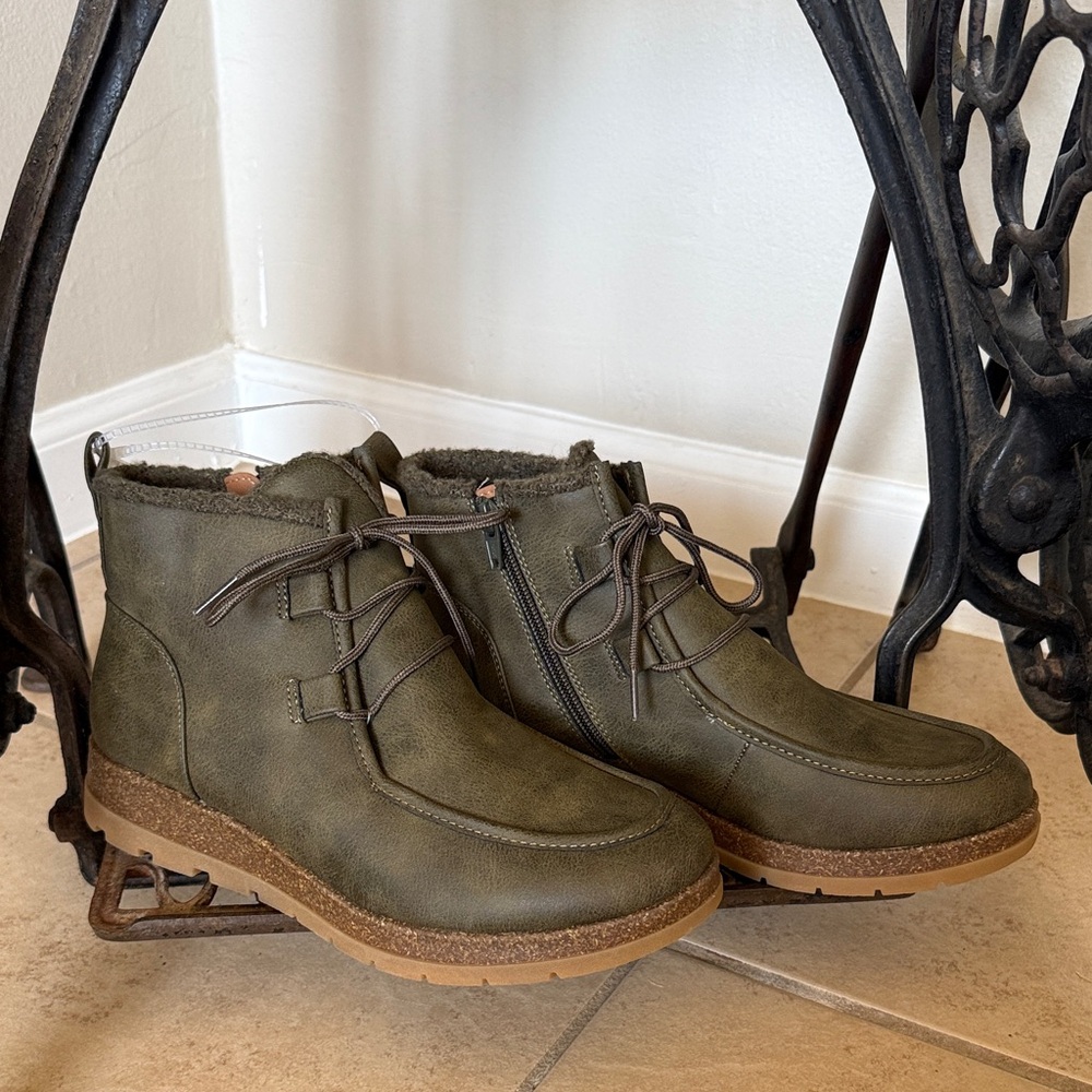 EuroSoft Olive Green Boots Shearling lined Women’s Size 10 New
